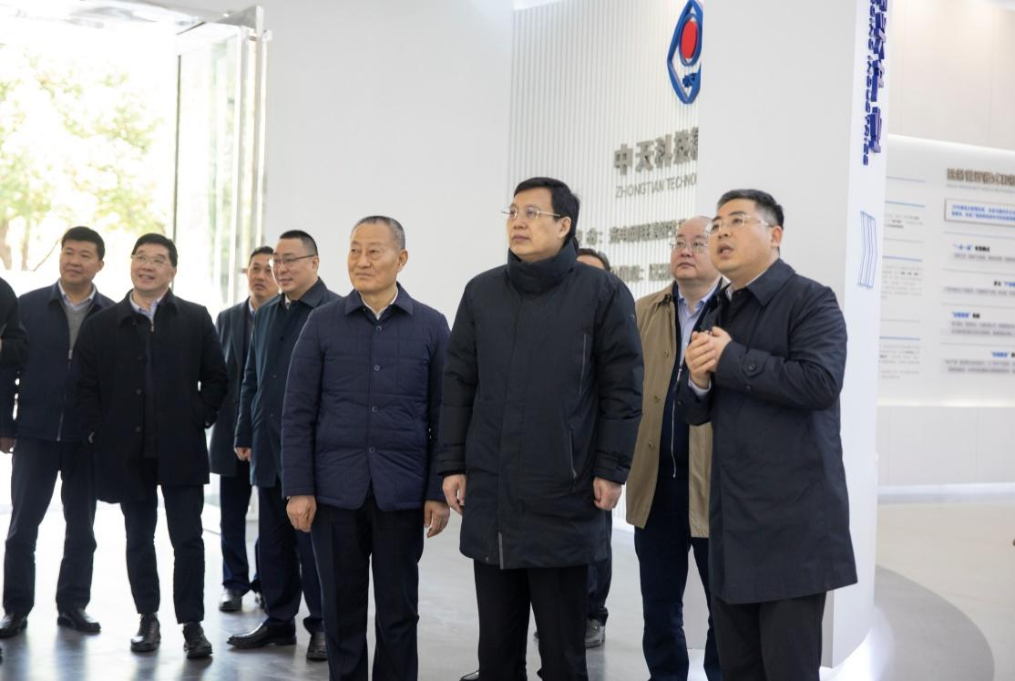 新华社社长、党组书记傅华考察ag8集团科技